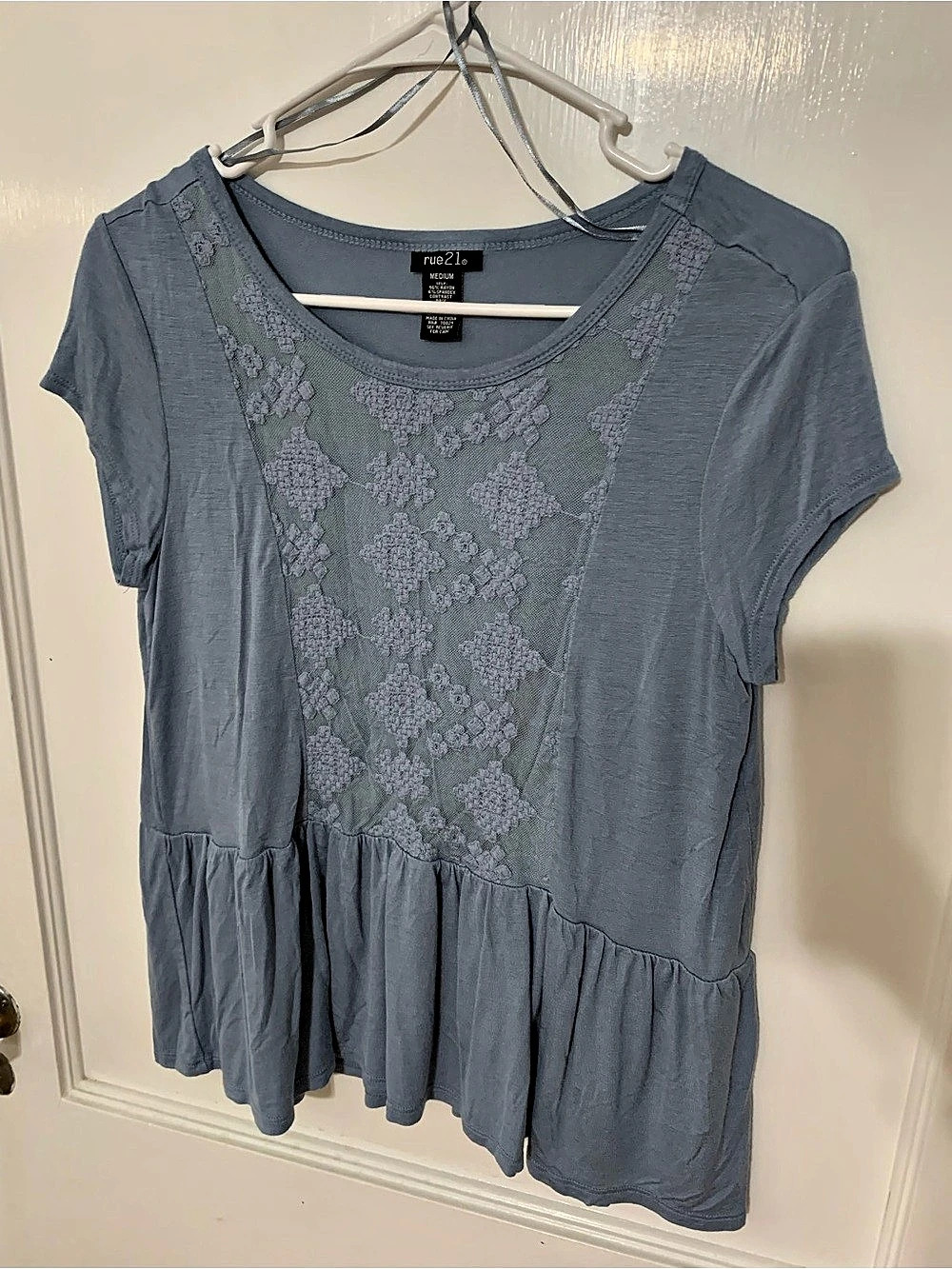 rue21 Floral Peplum Top in Blue Size Medium
